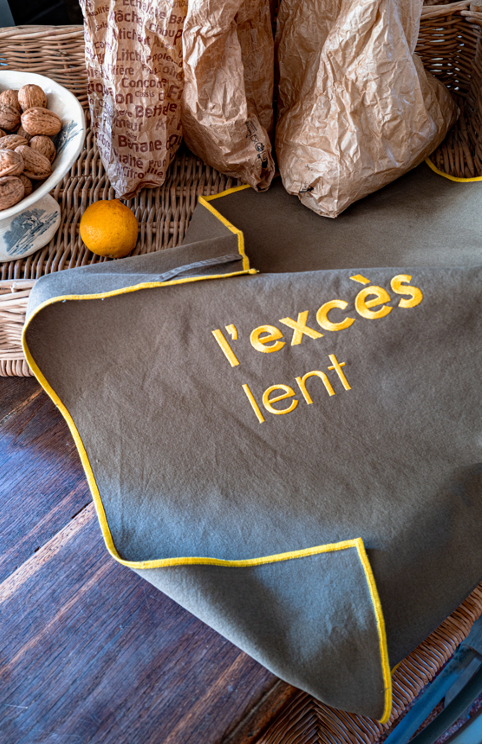 Torchon Brodé "L'Excès Lent"
